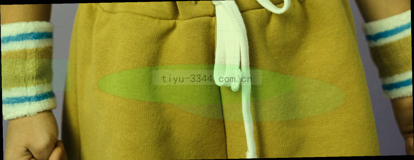 夜间看台广角视图，顶灯自上向下铺开，观众席呈剪影，画面横向延展